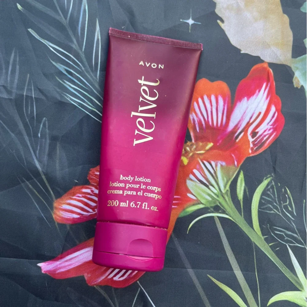Avon Velvet Body Lotion (2018 Release) 200 mL / 6.7 fl oz GUC Collector's Item